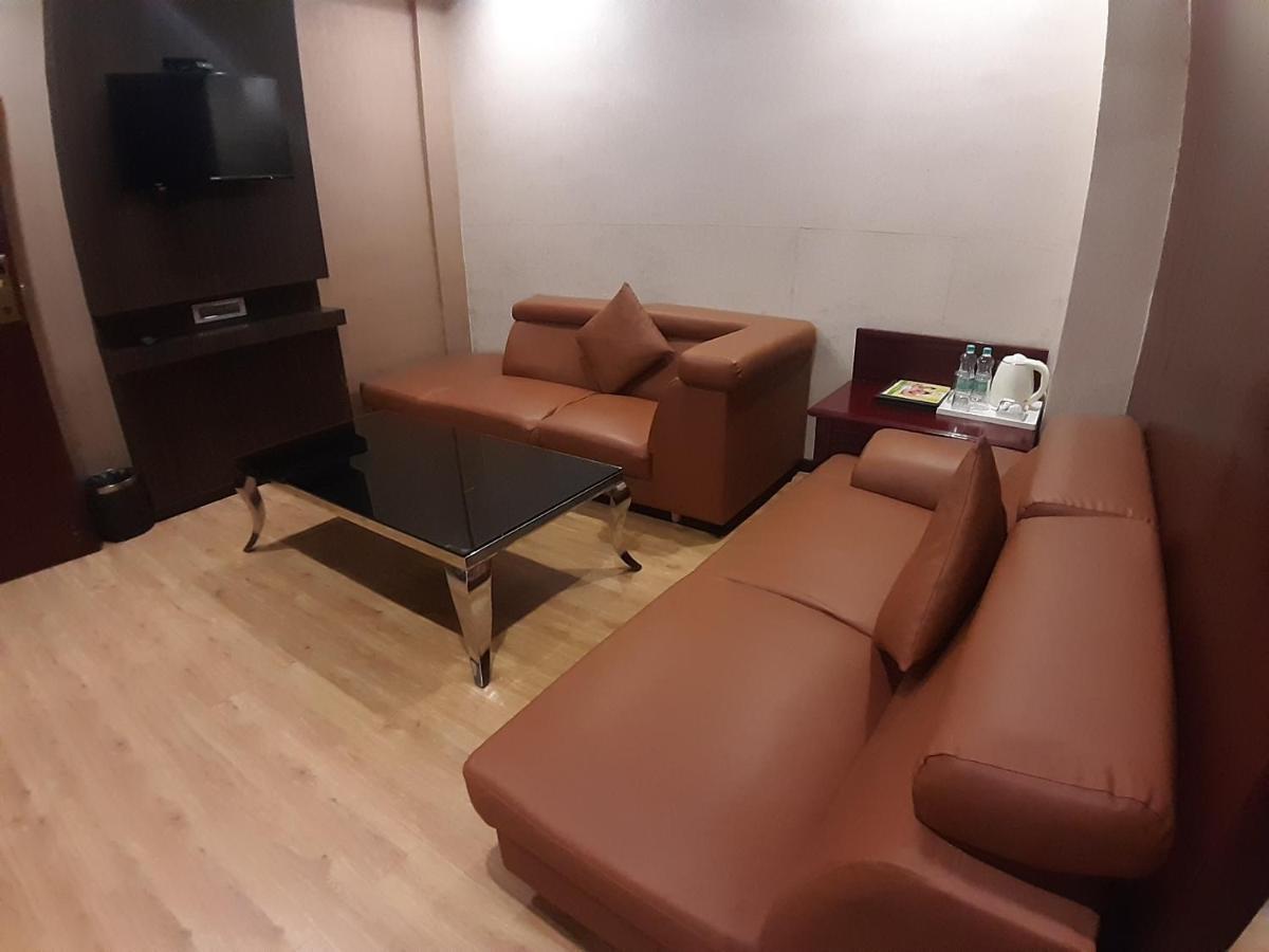 Hotel Palmyra Grand Suite - טירונלוולי מראה חיצוני תמונה