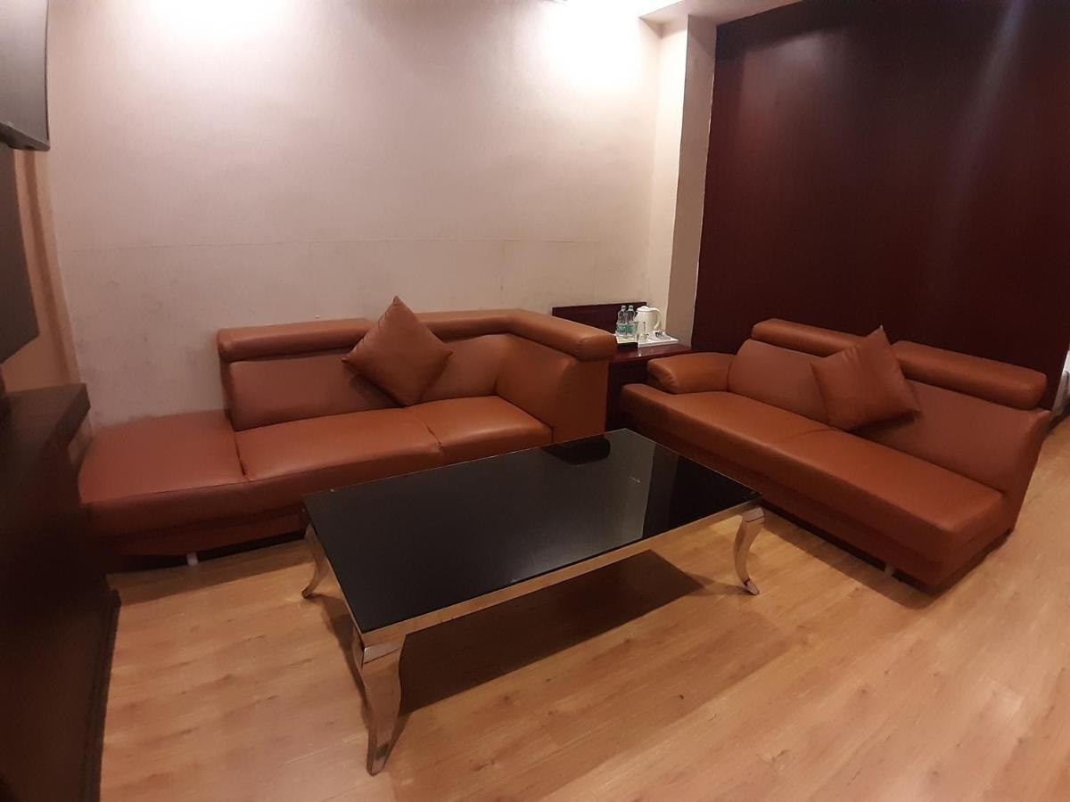 Hotel Palmyra Grand Suite - טירונלוולי מראה חיצוני תמונה