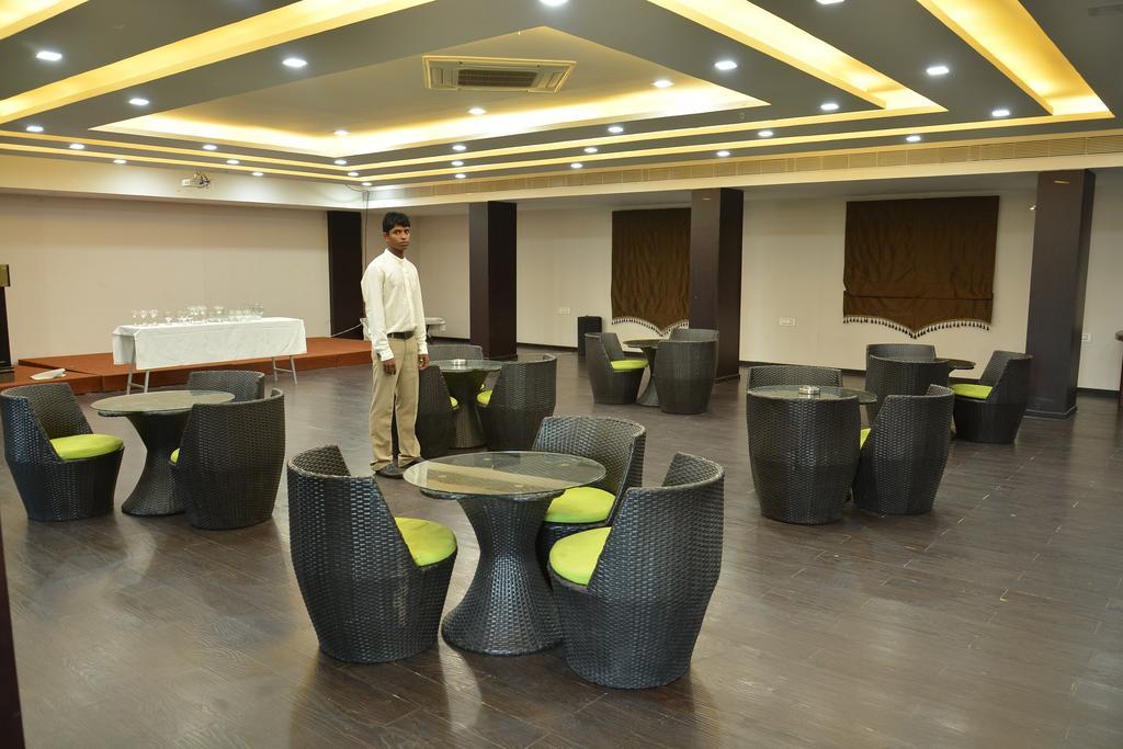 Hotel Palmyra Grand Suite - טירונלוולי מראה חיצוני תמונה