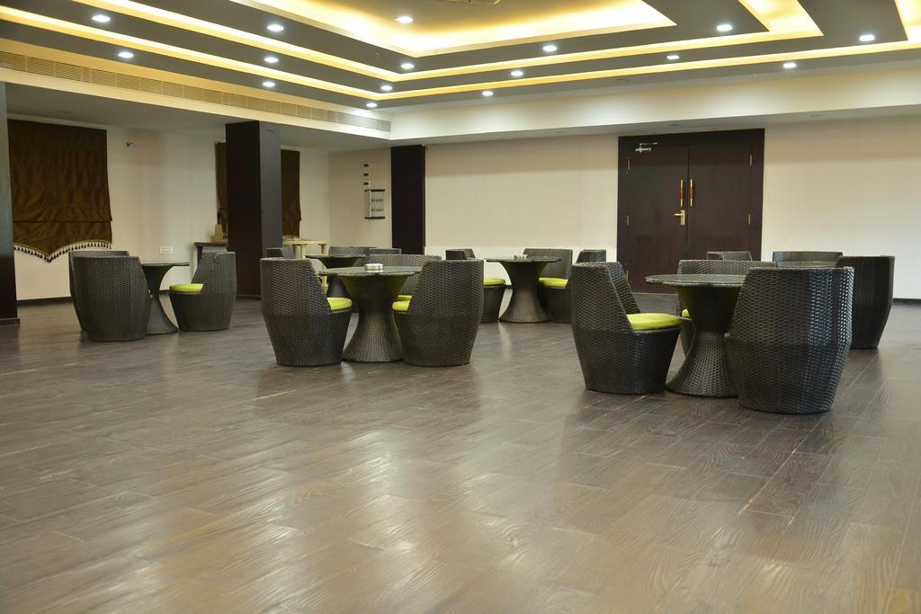 Hotel Palmyra Grand Suite - טירונלוולי מראה חיצוני תמונה